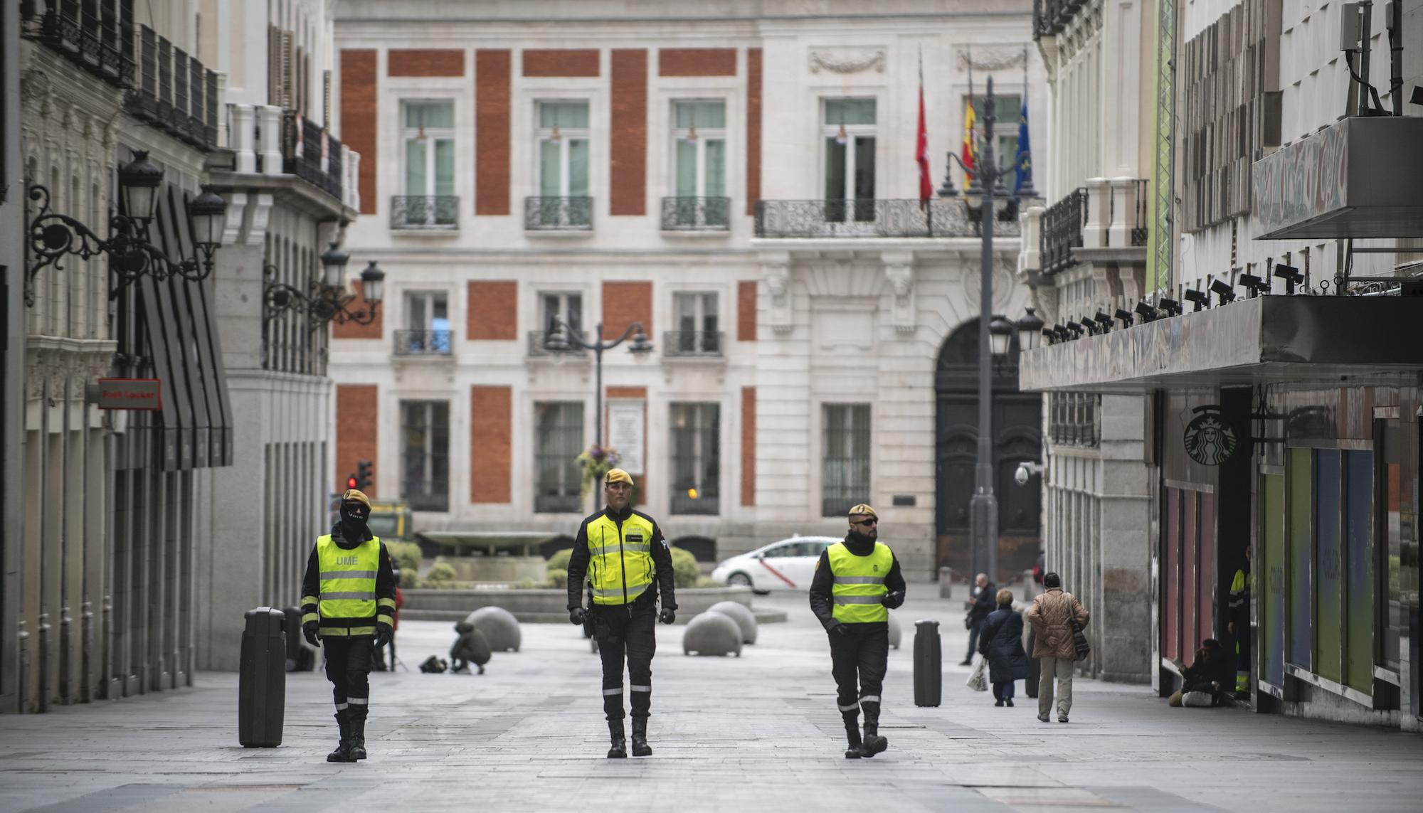 Coronavirus día 16 centro de Madrid UME y Samur - 11